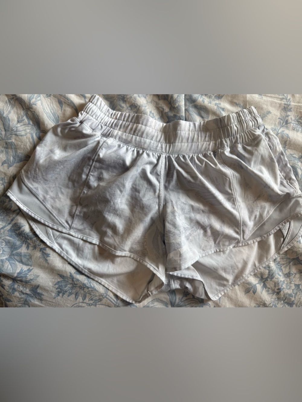 Lululemon Hotty Hot Low Rise Short 2” 
White w/ Flower Camo Print